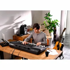 Yamaha PSR-SX720 61-Key Mid-Level Arranger Keyboard